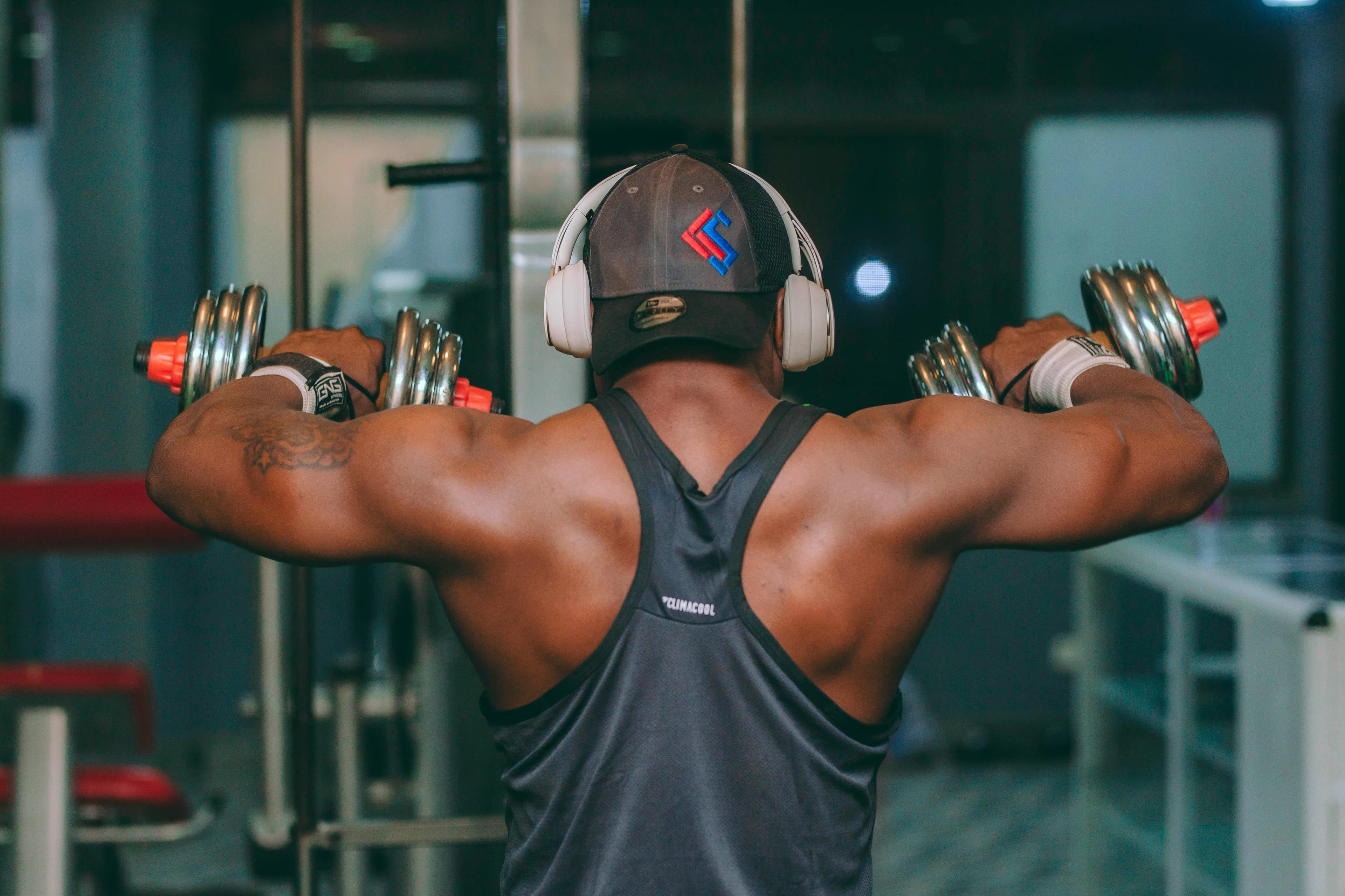 Treino de ombro: como montar deltoides fortes, completos e bem equilibrados